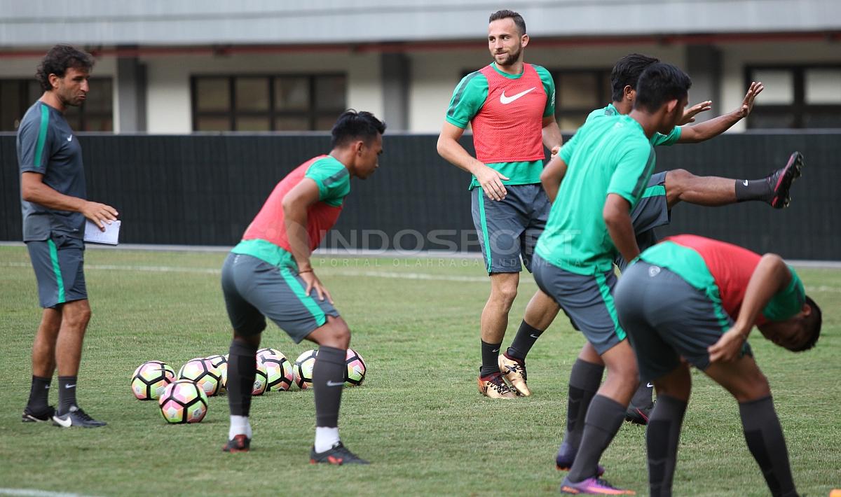 Ilija Spasojevic terlihat berbincang dengan Luis Milla di sela-sela latihan. Copyright: Herry Ibrahim/INDOSPORT