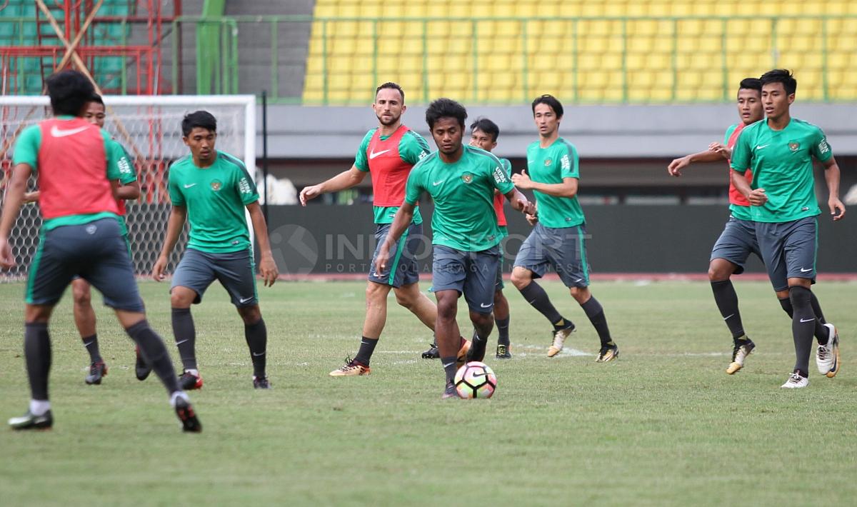 Ilham Udin Armaiyn (tengah) sedang mengusai bola.