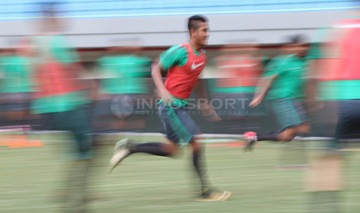 Putu Gede (tengah) dalam latihan jelang melawan Guyana.