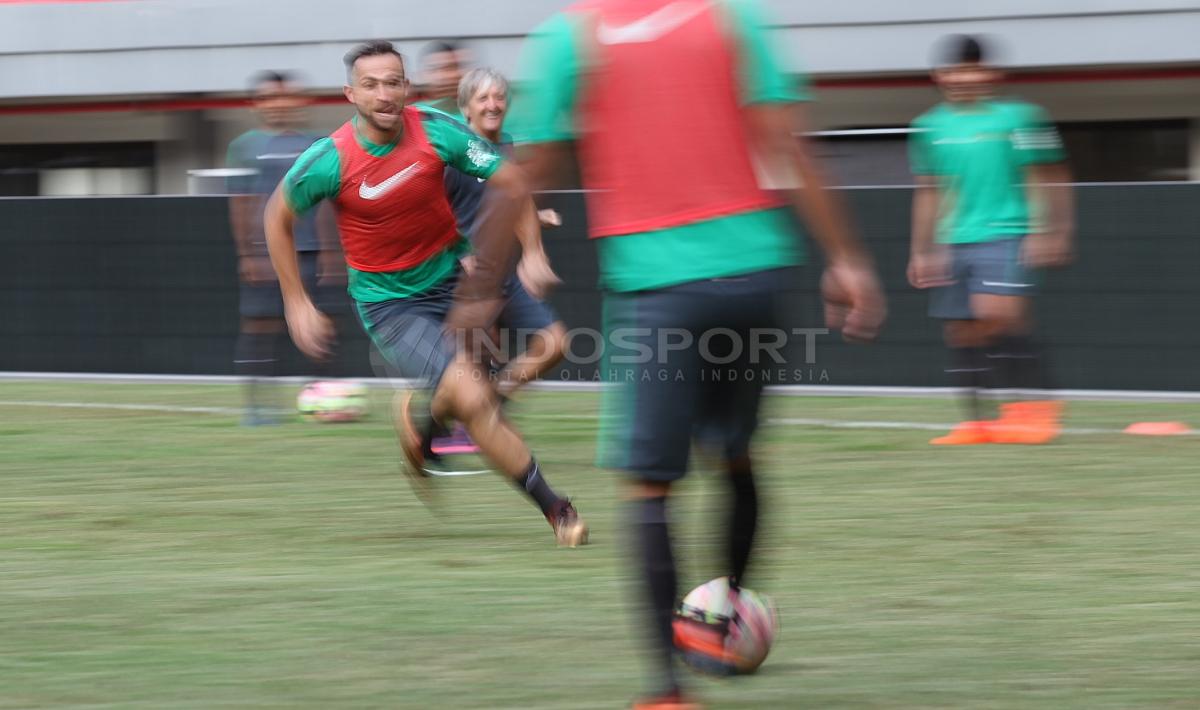 Striker Timnas Indonesia, Ilija Spasojevic (tengah) mengejar bola.