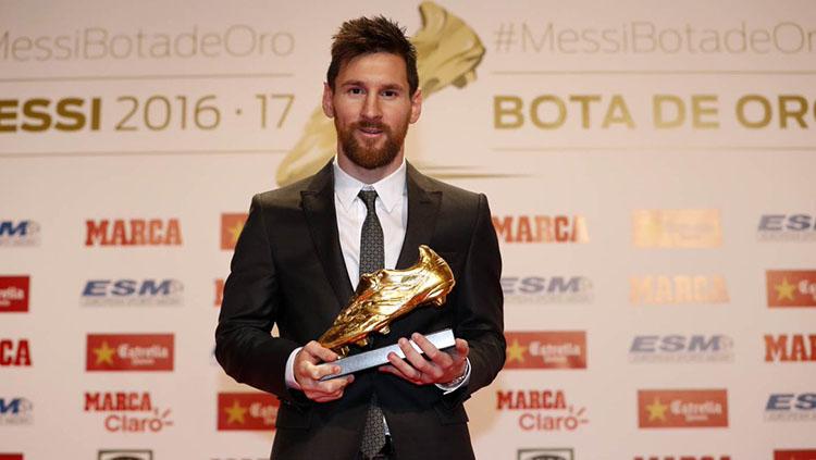 Lionel Messi memenangkan penghargaan sepatu emas Eropa. Copyright: Twitter/FC Barcelona