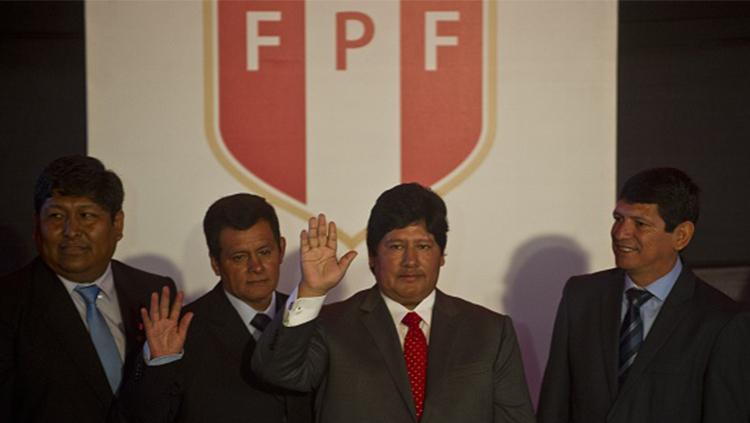 Presiden Federasi Sepakbola Peru, Edwin Oviedo Picchotito (kedua dari kanan). Copyright: INDOSPORT