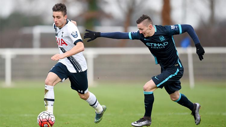 Sinan Bytyqi (kanan), pemain muda Manchester City yang harus pensiun. Copyright: INDOSPORT