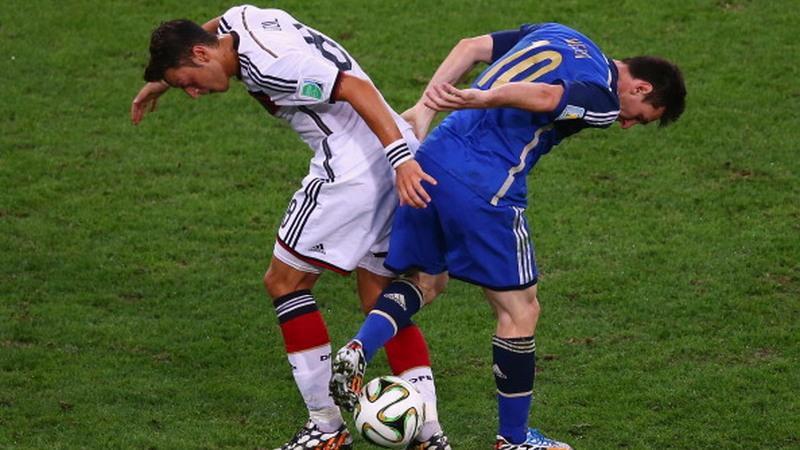 Mesut Ozil vs Lionel Messi di Piala Dunia 2014.