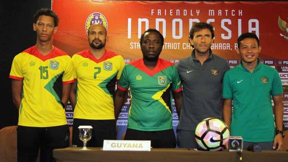 Luis Milla dan pelatih Guyana, Wayne Dover. Copyright: Internet