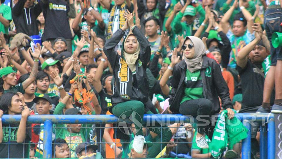 Suporter Persebaya Copyright: Arif Rahman/Indosport.com