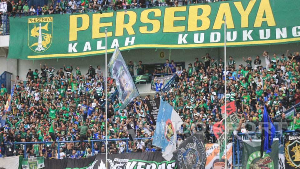 Suporter Persebaya Copyright: Arif Rahman/Indosport.com