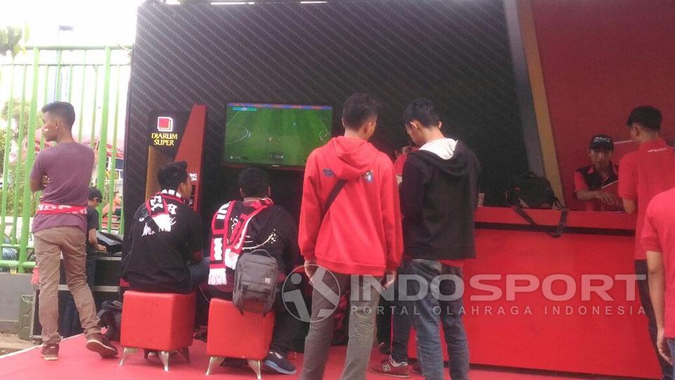 Suporter Indonesia Serbu Both Games Copyright: Zainal Hasan/Indosport/com