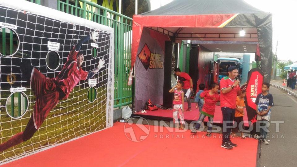 Suporter Indonesia Serbu Both Games Copyright: Zainal Hasan/Indosport/com