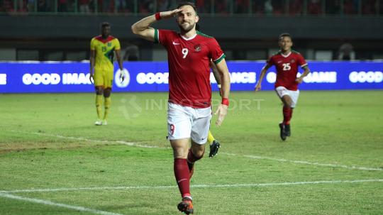 Selebrasi hormat dari Ilija Spasojevic.