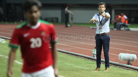 Luis Milla memberikan arahan di tengah pertandingan.