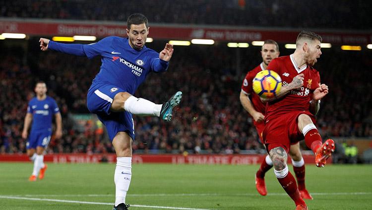 Eden Hazard menendang bola. Copyright: Premierleague.com