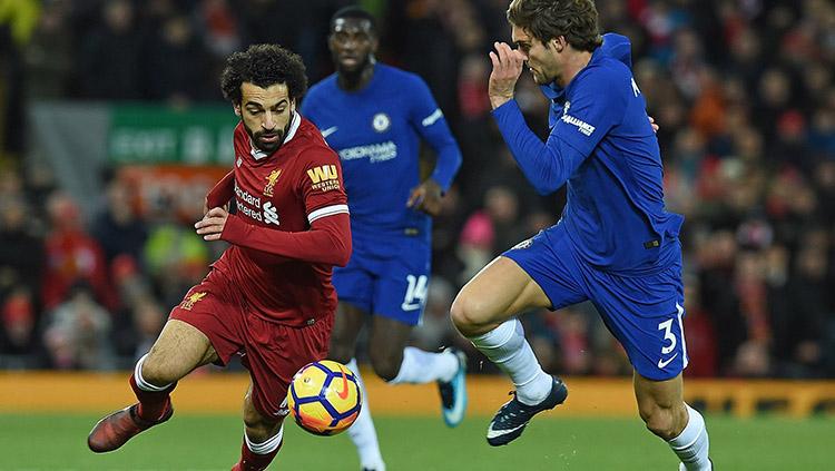 Mohamed Salah dalam pengawal Marcos Alonso (Chelsea). Copyright: LFC