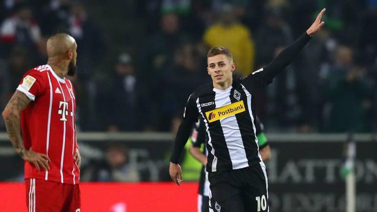 Thorgan Hazard pencetak gol Gladbach ke gawang Munchen. Copyright: GettyImages