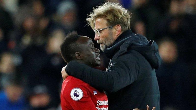 Klopp mencoba menenangkan Mane yang marah dan protes dirinya hanya dimainkan semenit. Copyright: INDOSPORT