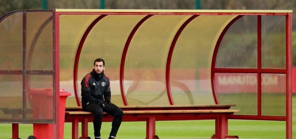 Henrikh Mkhitaryan duduk di bangku cadangan, dalam sesi latihan. Copyright: INDOSPORT