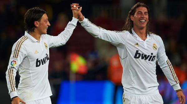 Sergio Ramos dan Mezut Ozil ketika masih membela Real Madrid Copyright: Footballgala.com