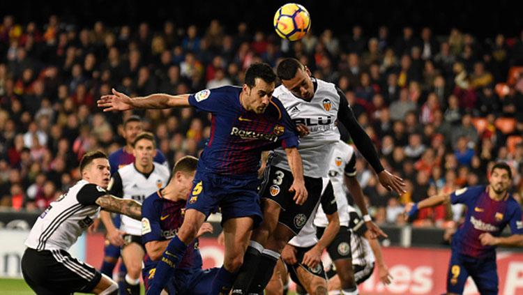 Valencia vs Barcelona. Copyright: INDOSPORT
