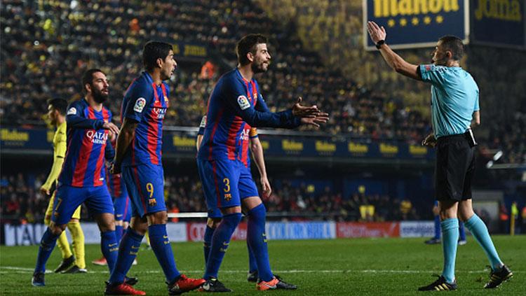 Wasit Ignacio Iglesias Villanueva saat memimpin laga Villarreal vs Barcelona di Januari lalu. - INDOSPORT