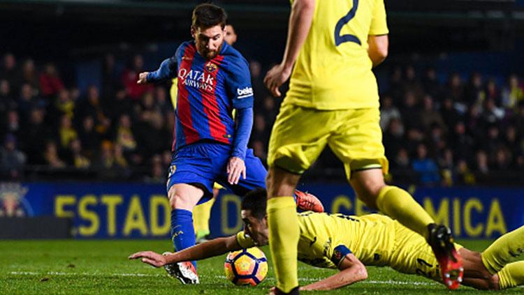 Bruno Soriano melakukan handball saat Villarreal kontra Barcelona. Copyright: INDOSPORT