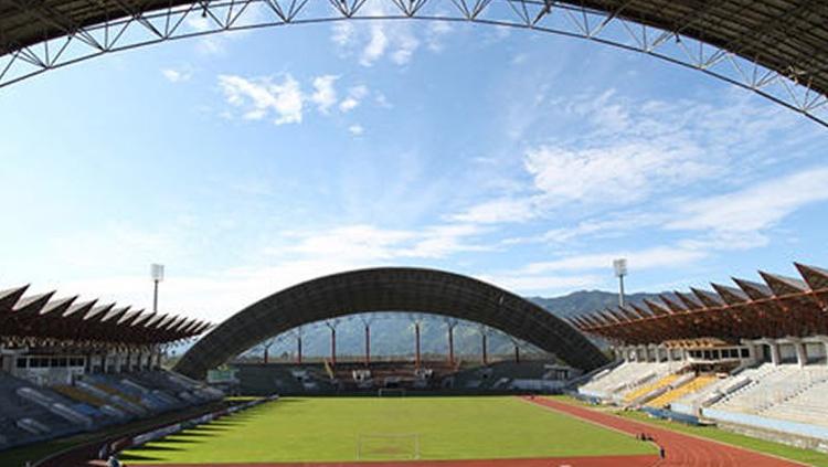 Dalam Stadion Harapan Bangsa bisa langsung melihat memandang gunung.