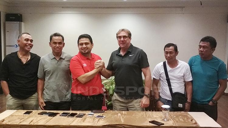 Robert rene alberts berjabat tangan dengan CEO PSM Makassar, Munafri Arifuddin usai menandatangi kontral baru. Copyright: Muhammad Nur Basri/INDOSPORT