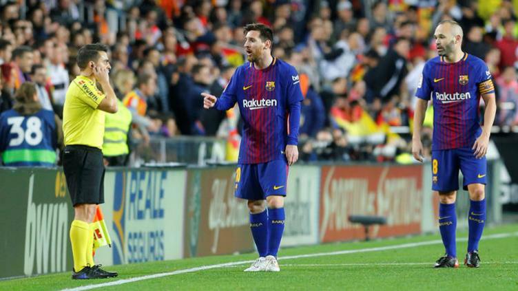 Lionel Messi melakukan protes kepada wasit garis. Copyright: Indiana Express