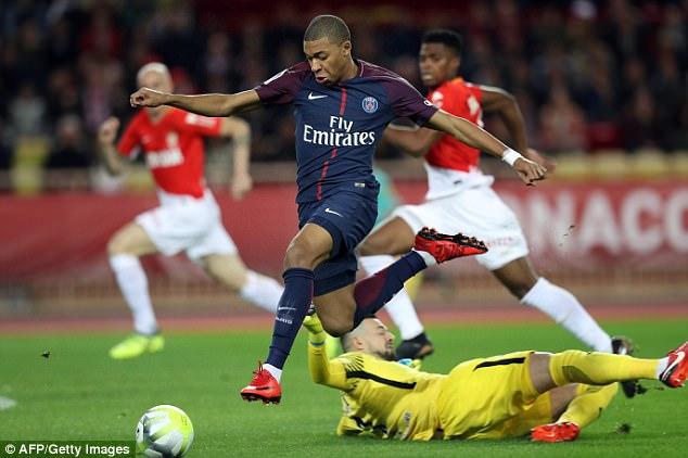 Kylian Mbappe saat bermain kontra Monaco. Copyright: Daily Mirror