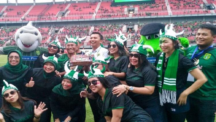 Dahlan Iskan berada di tengah para pendukung Persebaya Copyright: Internet