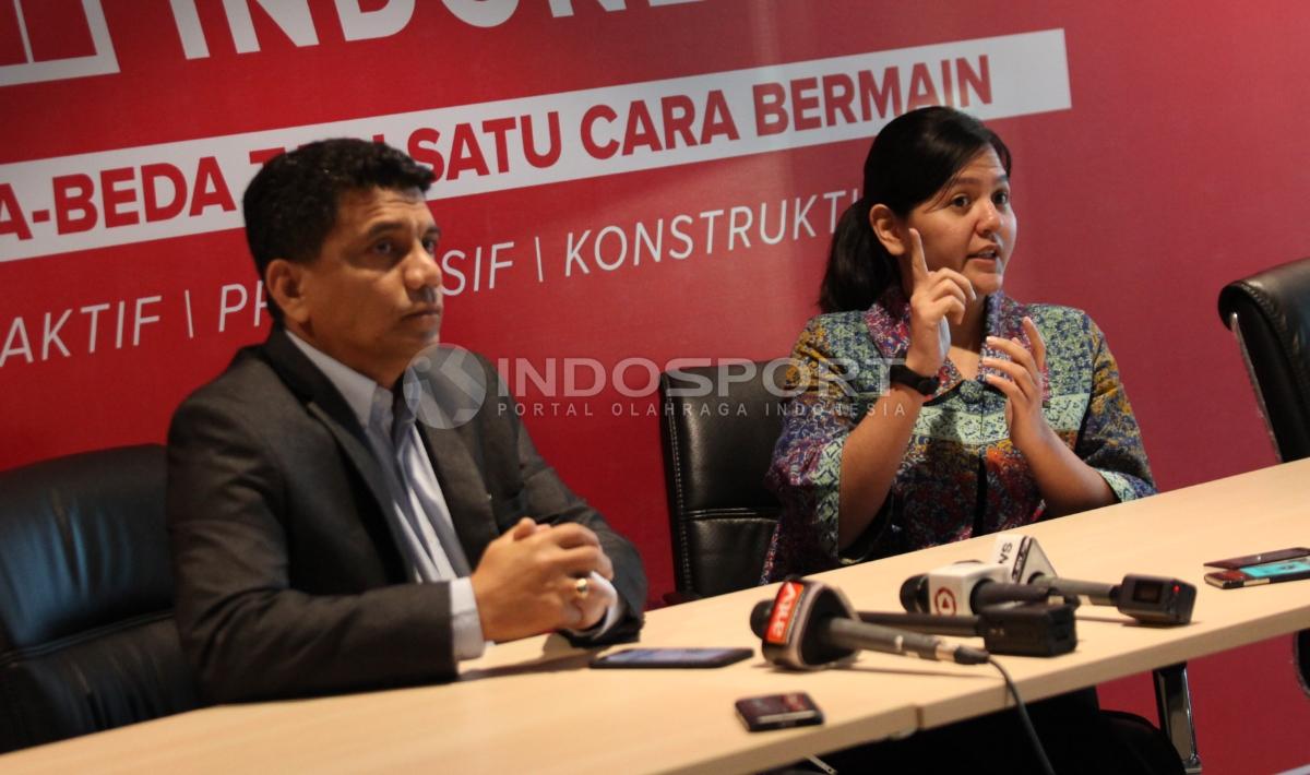 Sekjen PSSI, Ratu Tisha (kanan) didamping Ketua Panitia Aceh World Solidarity Cup 2017, M Sakdan Abidin. Copyright: Herry Ibrahim/Indosport.com