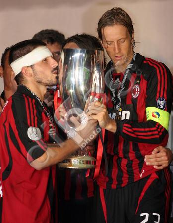 Gattuso dan Ambrosini saat merengkuh Piala Super Eropa Copyright: www.dipag.eu