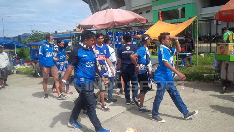 Suporter PSIS Semarang mulai berdatangan ke Stadion Gelora Bandung Lautan Api. Copyright: Arif Rahman/INDOSPORT