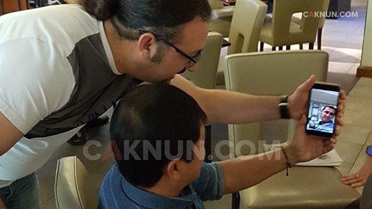 Indra Sjafri dan Cak Nun video call dengan Hakan Sukur Copyright: Caknun.com