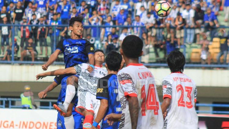 Duel udara para pemain PSIS Semarang vs Martapura FC. Copyright: Arif Rahman/INDOSPORT