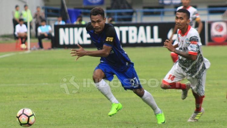 Pemain PSIS Semarang dan Martapura FC saat mengejar bola. Copyright: Arif Rahman/INDOSPORT