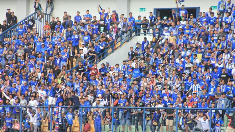 Suporter PSIS Semarang tampak memenuhi stadion GBLA. Copyright: Arif Rahman/INDOSPORT