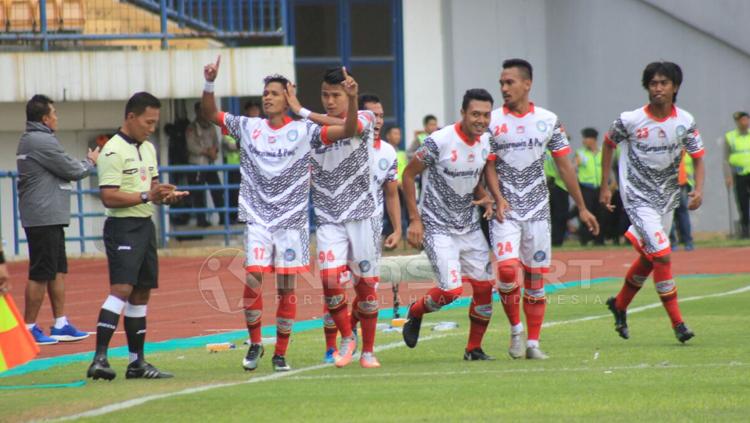 Aksi selebrasi para pemain Martapura FC usai cetak gol Copyright: Arif Rahman/INDOSPORT