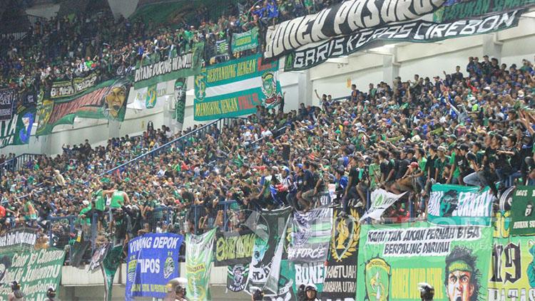 Suporter fanatik Persebaya Surabaya, Bonek. Copyright: Indosport/Arif Rahman