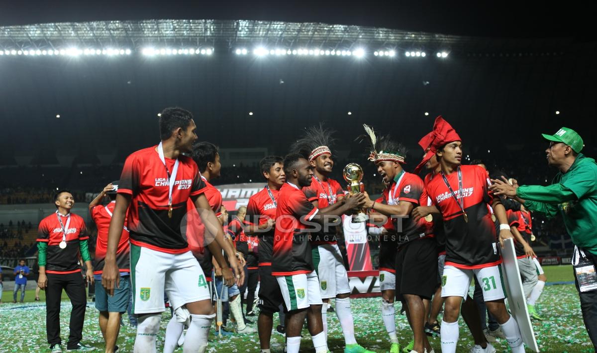 Skuat Persebaya Surabaya merayakan kemenenangan di final Liga 2 2017.