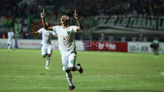 Aksi selebrasi Irfan Jaya usai mencetak gol ke gawang PSMS Medan.