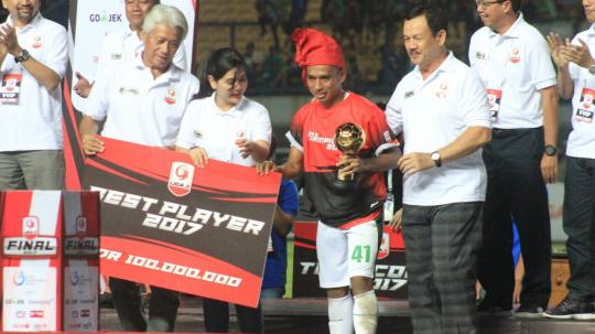 Penyerang Persebaya Surabaya, Irfan Jaya, terpilih sebagai Pemain Terbaik Liga 2 2017. Copyright: Indosport/Arif Rahman