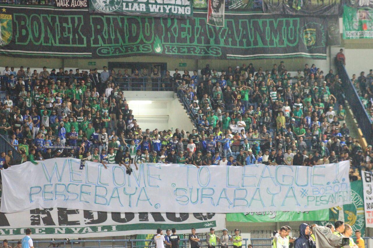 Dukungan setia Bonek bagi Persebaya Surabaya di manapun mereka bermain. Copyright: Indosport/Arif Rahman