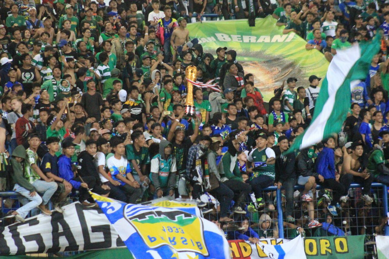 Dukungan setia Bonek bagi Persebaya Surabaya di manapun mereka bermain. Copyright: Indosport/Arif Rahman