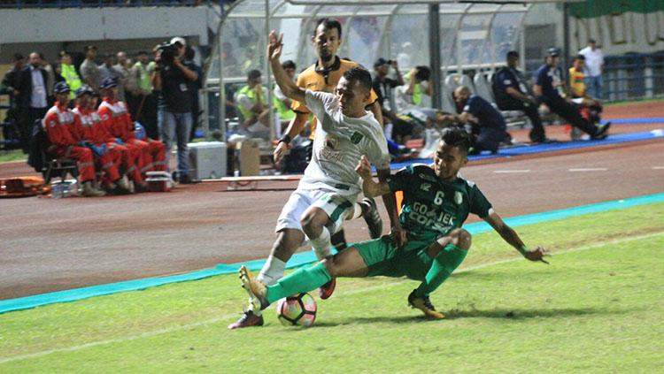 Laga PSMS Medan vs Persebaya Surabaya berlangsung ketat. Copyright: Indosport/Arif Rahman