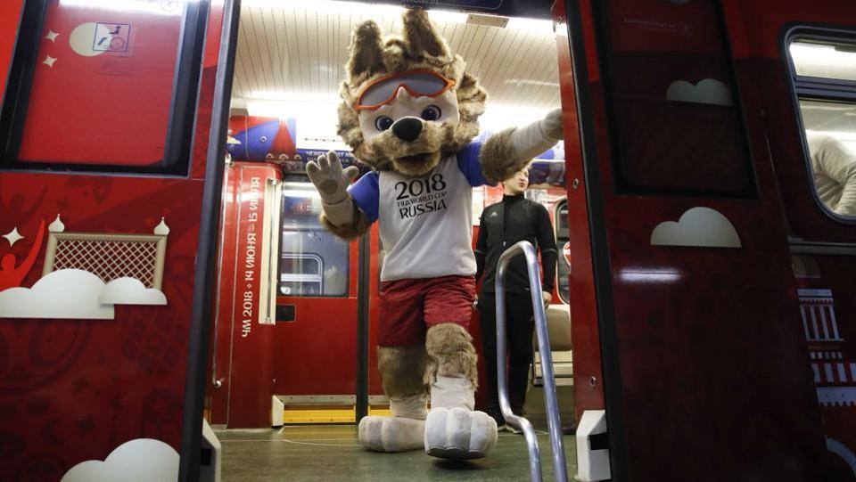 Zabivaka (maskot Piala Dunia 2018) dan kereta metro Copyright: hindustantimes.com