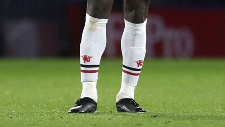 Penampakan sepatu hitam milik Romelu Lukaku saat laga kontra Watford. Copyright: INDOSPORT