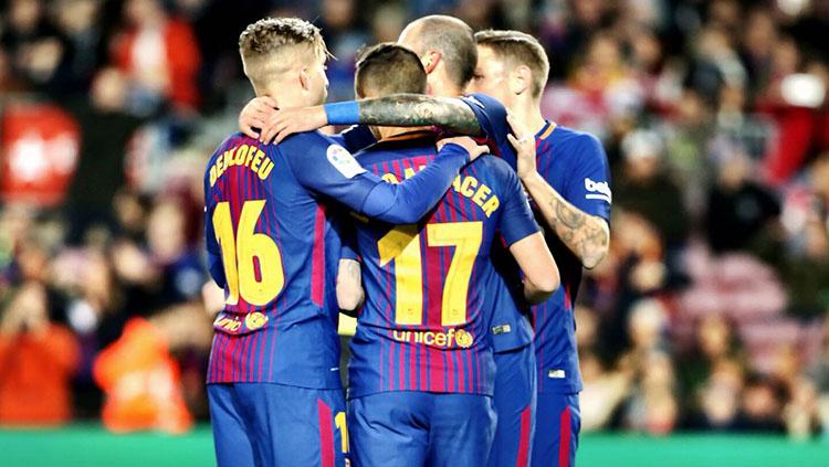 Skuat Barcelona merayakan pesta gol mereka ke gawang Real Murcia.