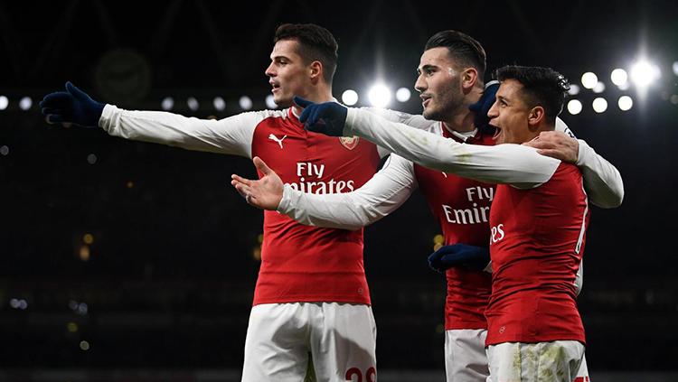 Alexis Sanchez merayakan golnya bersama pemain Arsenal. Copyright: premierleague