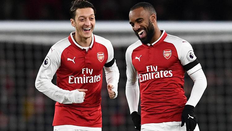 Ozil dan Lacazette tersenyum puas oleh hasil yang diraih Arsenal di laga melawan Huddersfield. Copyright: premierleague