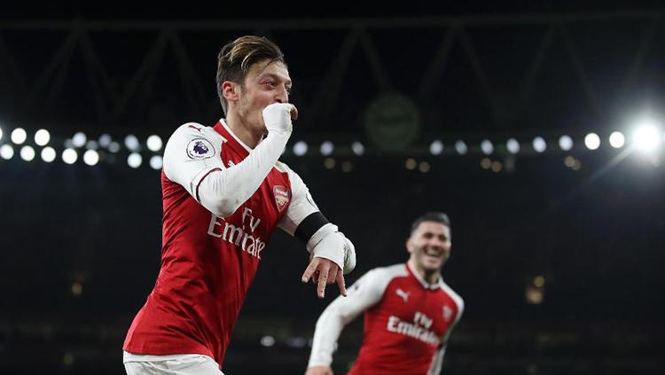 Mesut Ozil tampil cemerlang di laga kontra Huddersfield. Copyright: premierleague